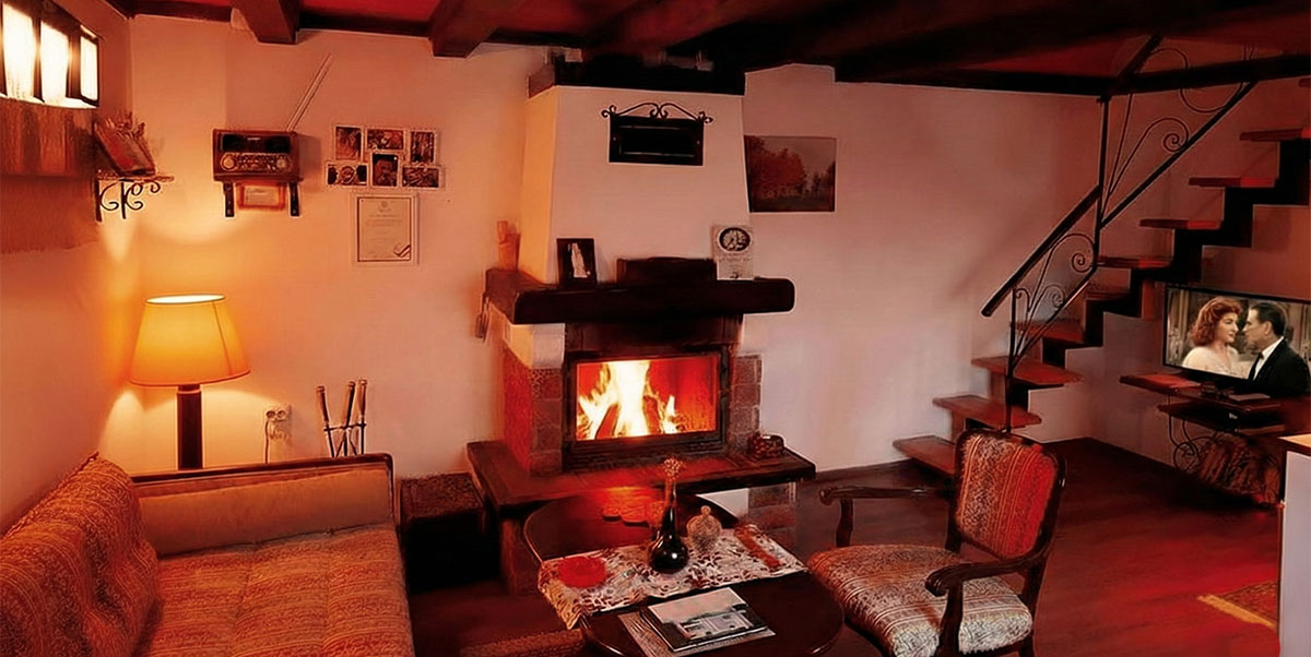 Fruska-gora-smeštaj-u-brvnari-u-prirodi-sa-kaminom